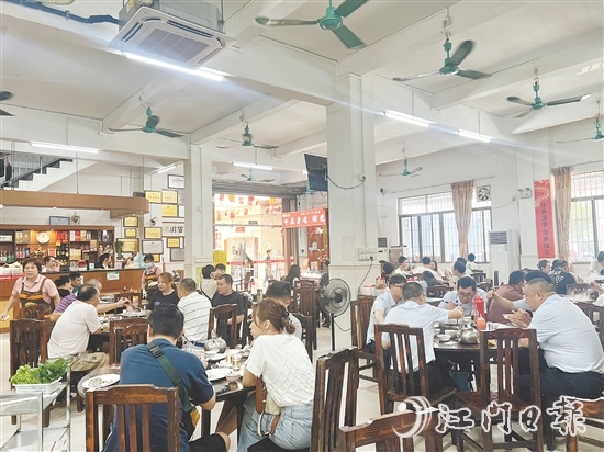 “温三爷牛世家”餐馆吸引无数食客前来打卡。