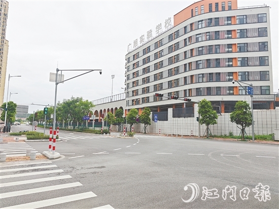 朗和路是前往鹤山市广旭实验学校的重要道路之一，为该校师生提供了良好的出行环境。
