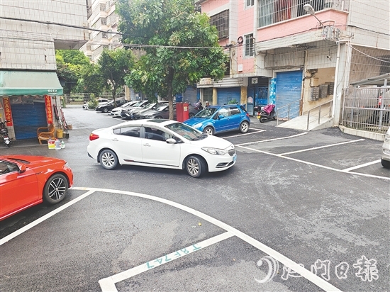 屏苑一区经过升级改造，小区内部道路全部铺设沥青，停车位用清晰标线划分。