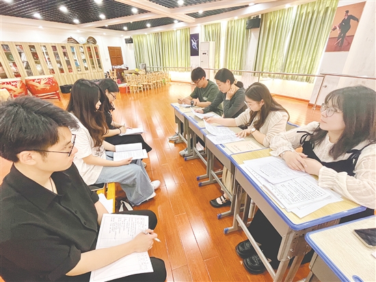 共和镇中心小学音乐教师开展日常磨课等活动,提升教学水平。 共和镇中心小学音乐教师开展日常磨课等活动,提升教学水平。