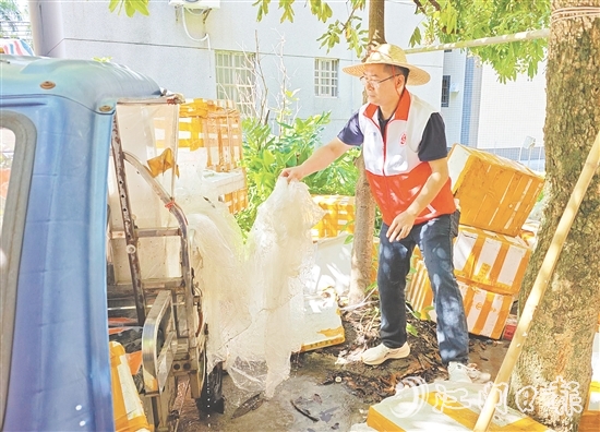 党员干部、志愿者对房前屋后、背街小巷等蚊虫易孳生地进行排查。 党员干部、志愿者对房前屋后、背街小巷等蚊虫易孳生地进行排查。