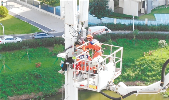 消防员通过架设78米登高平台消防车，迅速登顶开展救援。