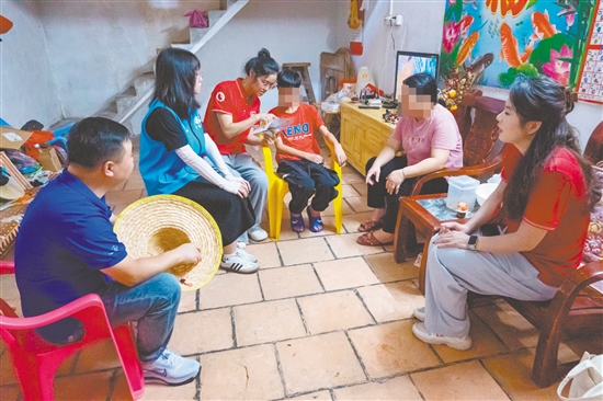 五邑大学学生走进困难家庭宣讲助学政策。 五邑大学学生走进困难家庭宣讲助学政策。