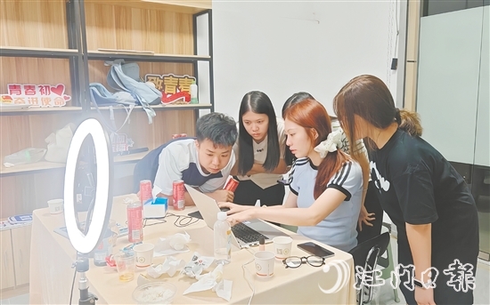 为推广好开平本地农产品，“赤货先锋队”队员们编写直播脚本，反复打磨话术，确保直播效果良好。受访者供图