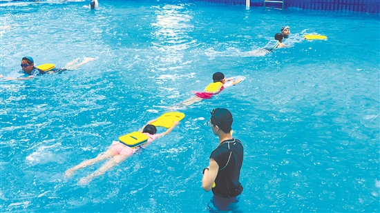 孩子们正在学习游泳基本动作。 孩子们正在学习游泳基本动作。