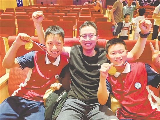 伍子贤(左)、曾钇滨(右)勇夺省青少年机器人竞赛冠军。 伍子贤(左)、曾钇滨(右)勇夺省青少年机器人竞赛冠军。