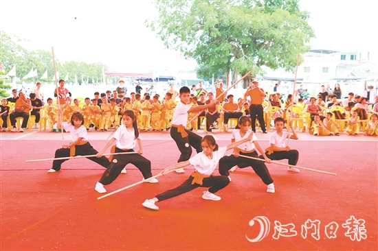 各支队伍的一招一式尽显蔡李佛拳魅力。 各支队伍的一招一式尽显蔡李佛拳魅力。