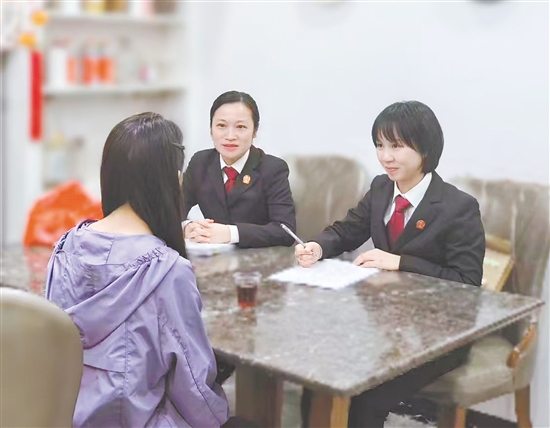 法官通过“家庭式”询问，对双方离婚后如何关心爱护孩子成长等进行家庭教育。