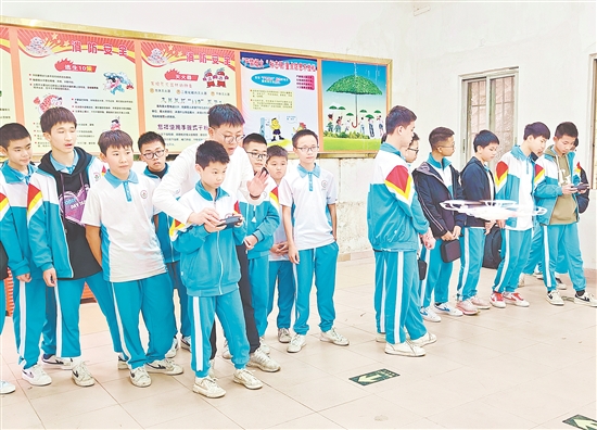 无人机科创领航课程深受学生欢迎。