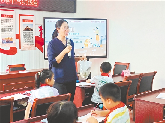新会区博物馆工作人员为学生们带来别开生面的考古绘图课。
