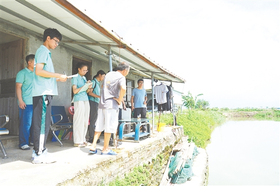突击队深入青蟹养殖基地，摸清当地养殖难点痛点。