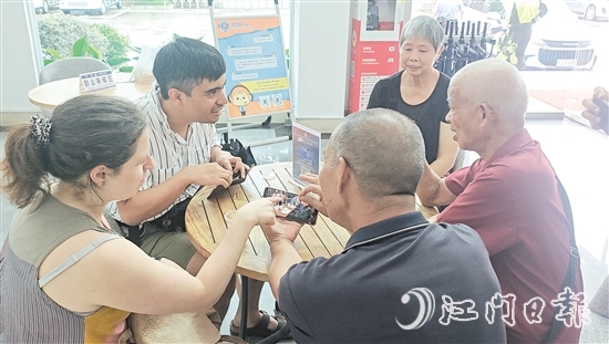 徐庆贤（左二）与亲人分享生活趣事。