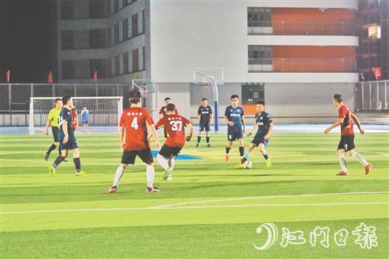 参赛球员斗志昂扬、全力拼搏。