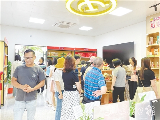 游客可以在霄南鲜卑古村落党群服务中心购买霄南村出品的特色商品。