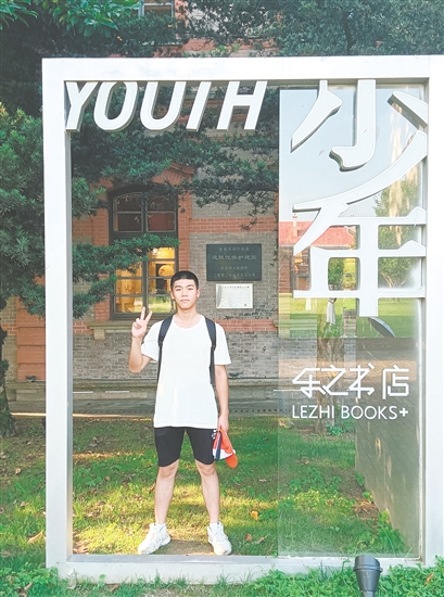 网络空间部队信息工程大学关博耀
