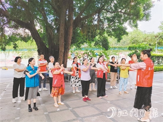 “万家增健”志愿服务项目志愿者带领社区居民“拍八虚”。 “万家增健”志愿服务项目志愿者带领社区居民“拍八虚”。