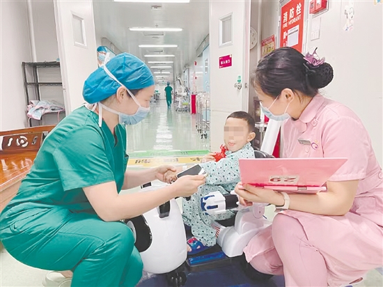 手术前，医护人员确认男童情况。