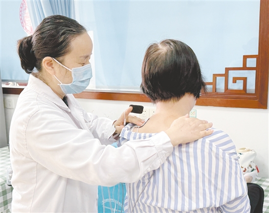 “中医特色疗法中心”为患者提供“一站式”传统疗法服务。