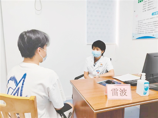 心理医生帮助来访者缓解焦虑。