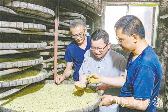 陈杰（中）深耕调味品行业30年，带领团队攻克多个技术难题，为企业发展打下坚实基础。