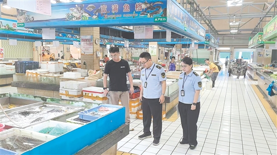 市场监管部门加强对农贸市场、药店等重点场所的监管，织密织牢“防蚊网”。