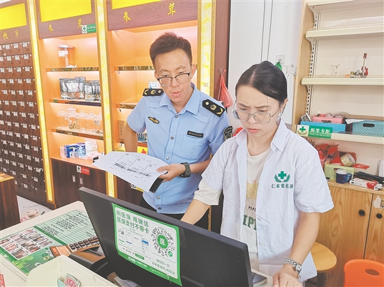 市场监管部门加强对农贸市场、药店等重点场所的监管，织密织牢“防蚊网”。