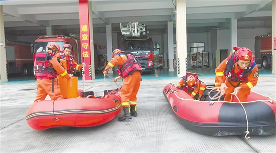 江门消防调派5车20人，携8艘舟艇、150件（套）救援装备前往台山前置备勤。