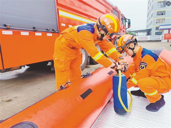 江门消防调派5车20人，携8艘舟艇、150件（套）救援装备前往台山前置备勤。