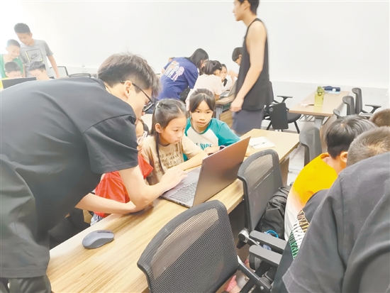 大学生为沙塘镇40余名中小学生传授人工智能知识。