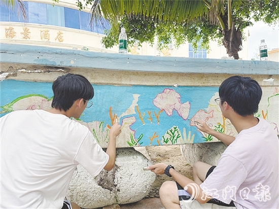 经过大学生的精心设计和巧妙绘制，废弃渔船重新焕发出生命力。