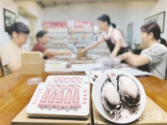 海鲜与美食主题文创新品将台山蚝的饱满、濑尿虾的灵动浓缩于方寸之间。