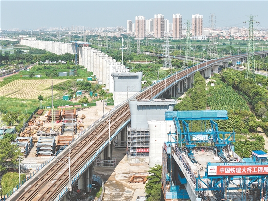 钢墩柱吊装作业的圆满完成，为钢桁梁上跨广珠城际铁路施工奠定基础。