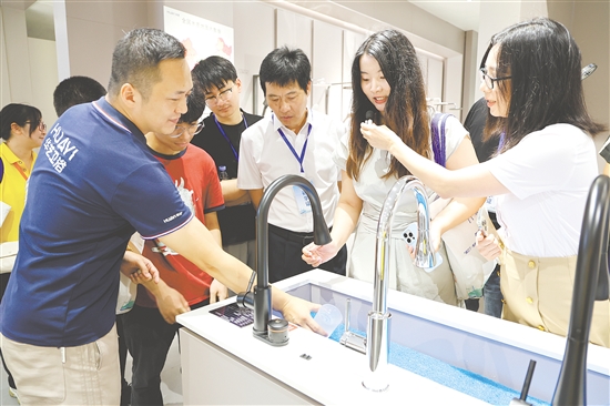 学子们在华艺卫浴参观,了解我市先进制造业发展情况。 学子们在华艺卫浴参观,了解我市先进制造业发展情况。