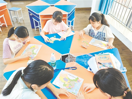 学生在拼中国地图中,了解祖国的山川地貌、风土物种、民族文化。 学生在拼中国地图中,了解祖国的山川地貌、风土物种、民族文化。