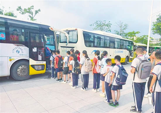 校园定制公交既有效缓解了学校周边交通拥堵问题，又切实解决了家长“接送难”的困扰，同时为学生提供了更加安全可靠的出行保障。