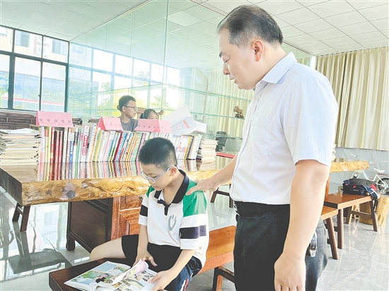 为解员工后顾之忧，董事长杨志坚当起了“保姆”，为孩子们提供一个安全、舒适的托管环境。