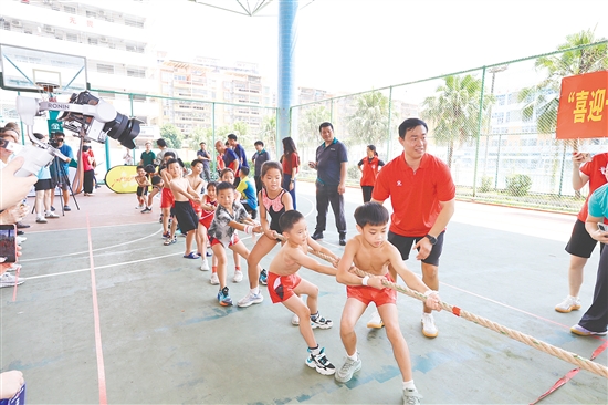一群“萌娃”为参赛队伍加油后，还兴致勃勃地在现场玩起了拔河比赛。