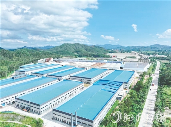 走进金鸡镇工业园北部片区，曾经荒置的土地被钢结构厂房取代，不少生产车间内机器轰鸣，呈现一派繁忙景象。
