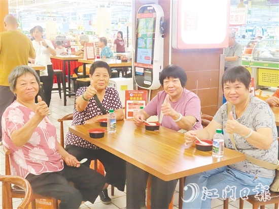 长者们点赞养生汤。
