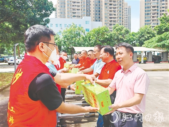 长沙商会为工作人员送上清凉饮料。