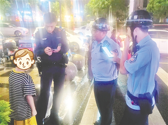 民警帮助走失小孩找寻家人。