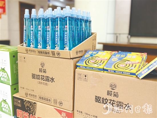 台山市总工会为坚守岗位的职工送去防蚊防暑物资。