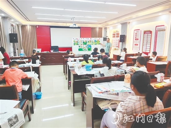 公益学堂为孩子们开设绘画课程。
