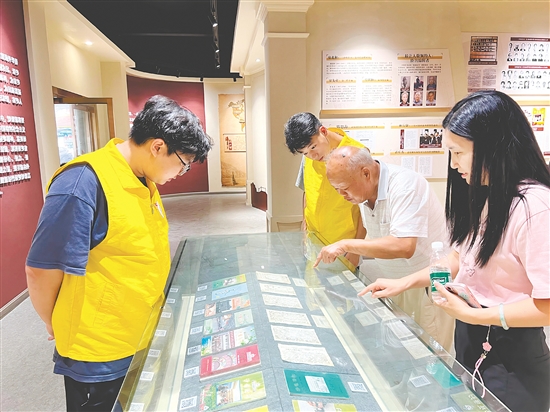 实践队队员参观沙堆镇华侨文化展览馆。