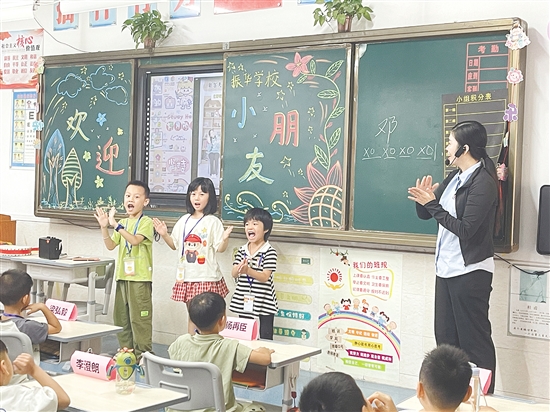 课堂上，教师通过简单易懂的讲解和互动环节，帮助小朋友们快速融入小学校园生活。