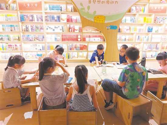 在渡·书店（奥园广场店），孩子们畅游书海，共同奔赴南国书香节的“盛夏书约”。