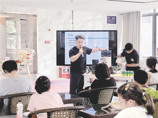 分享会以书会友、以咖传情，为现场亲子家庭演绎了一场沉浸式的“书咖”对话。