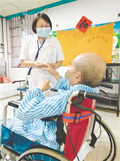 邵丽川是银发患者的“家属”。