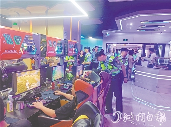 行动中，警方对重点场所开展检查。
