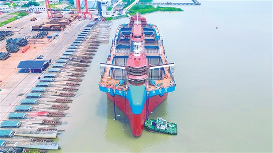 中交四航局江门航通船业有限公司接连打造了一系列世界级重器。图为全球首艘自航式水体自然交换型深远海养殖工船“湾区伶仃”号。 中交四航局江门航通船业有限公司接连打造了一系列世界级重器。图为全球首艘自航式水体自然交换型深远海养殖工船“湾区伶仃”号。